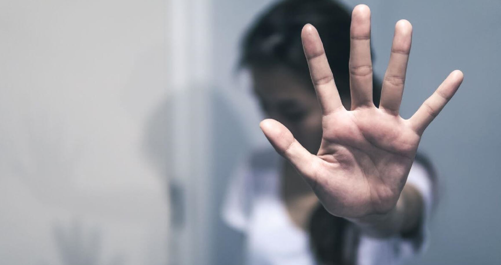 Жетілген әйел күйеуіне қолдан жасалған минет жасайды.